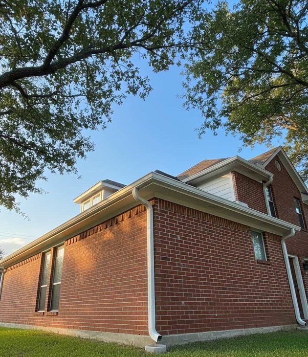 new seamless aluminum gutters installed by Saul's Home Improvement on a Houston home