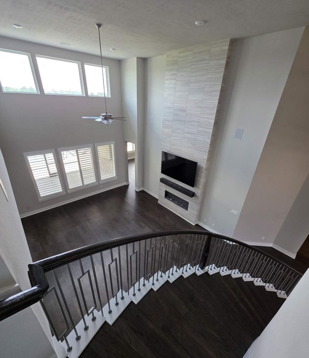 ceiling fan installed in a Houston living room by Saul's Home Improvement